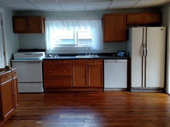 eat-in kitchen