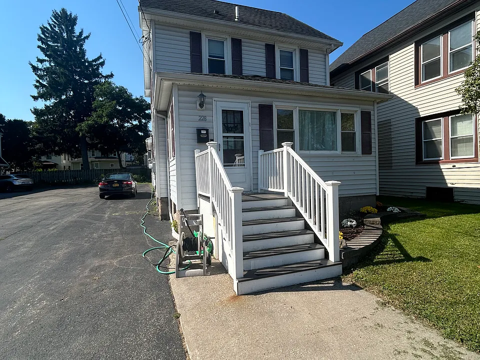228 W Maple Ave E