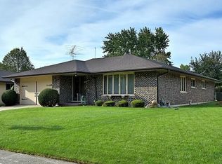 1516 N Larch Dr, Mount Prospect, IL 60056