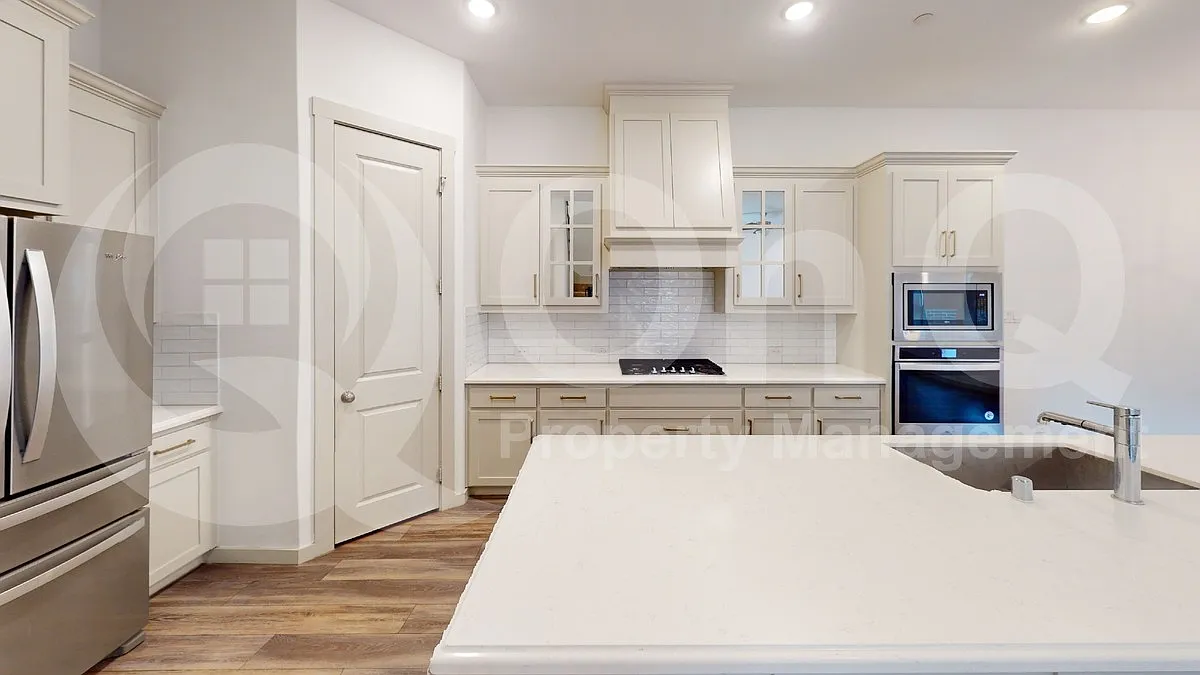 3 bed, 3.0 bath, 2256 sqft, $3,499 — Photo 4
