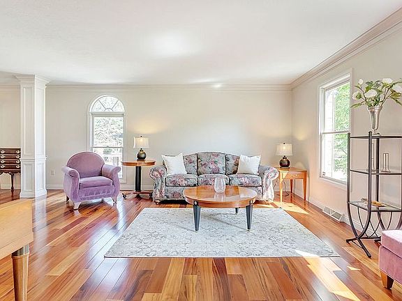 Living room, light & bright