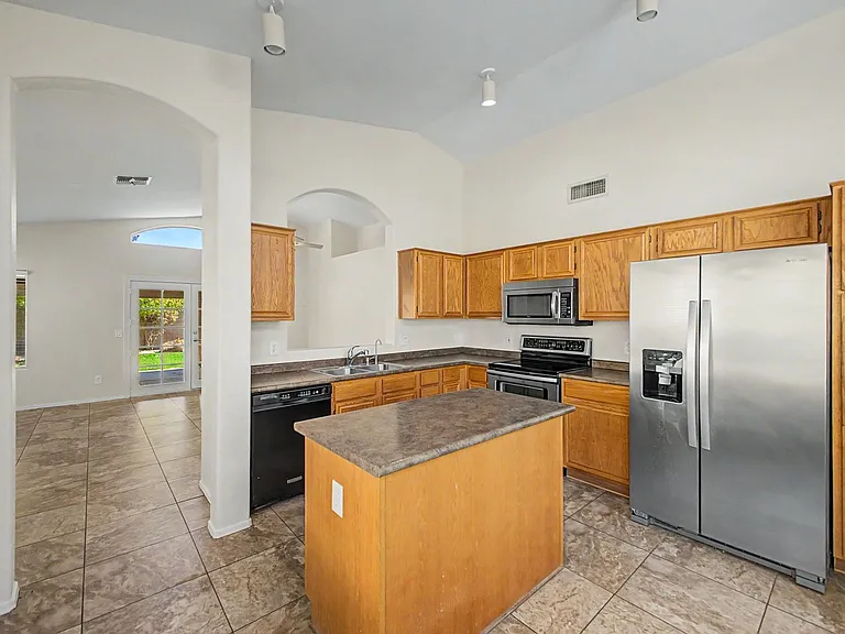 7435 W Louise Dr — Photo 10