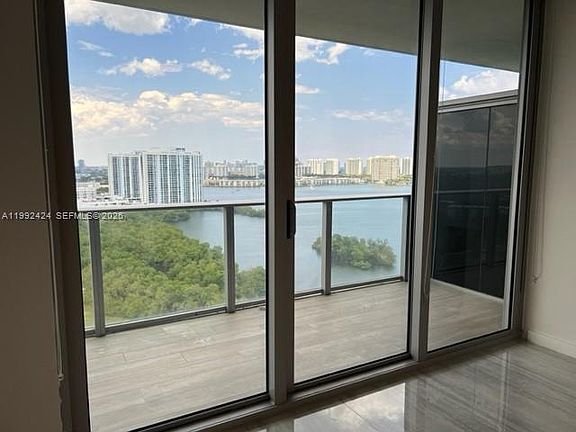 4th image of 16385 Biscayne Blvd Unit 2206