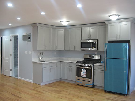 4th image of 1346 E 100 St Two Fam