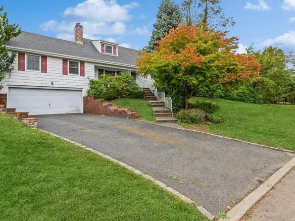 176 Tanners Pond Road, Garden City, NY 11530