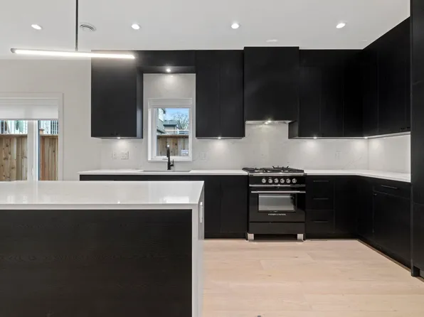 2539 Grant Ave #1, Vancouver, BC V5K 3G6