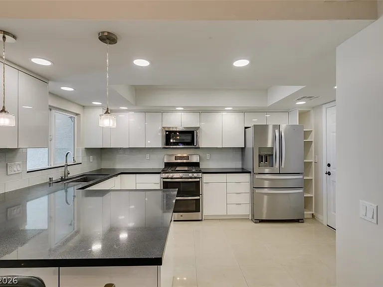 5046 Schumann Dr — Photo 18