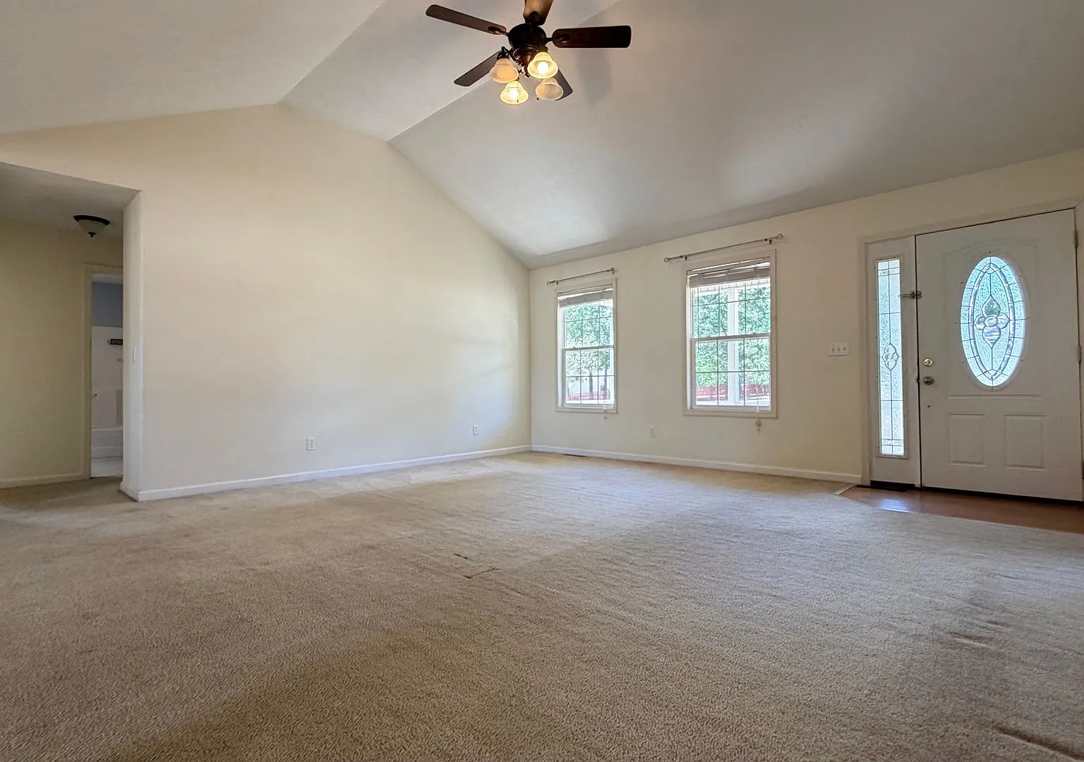 Lovely 3 Bedroom, 2 Bathroom Home! — Photo 4