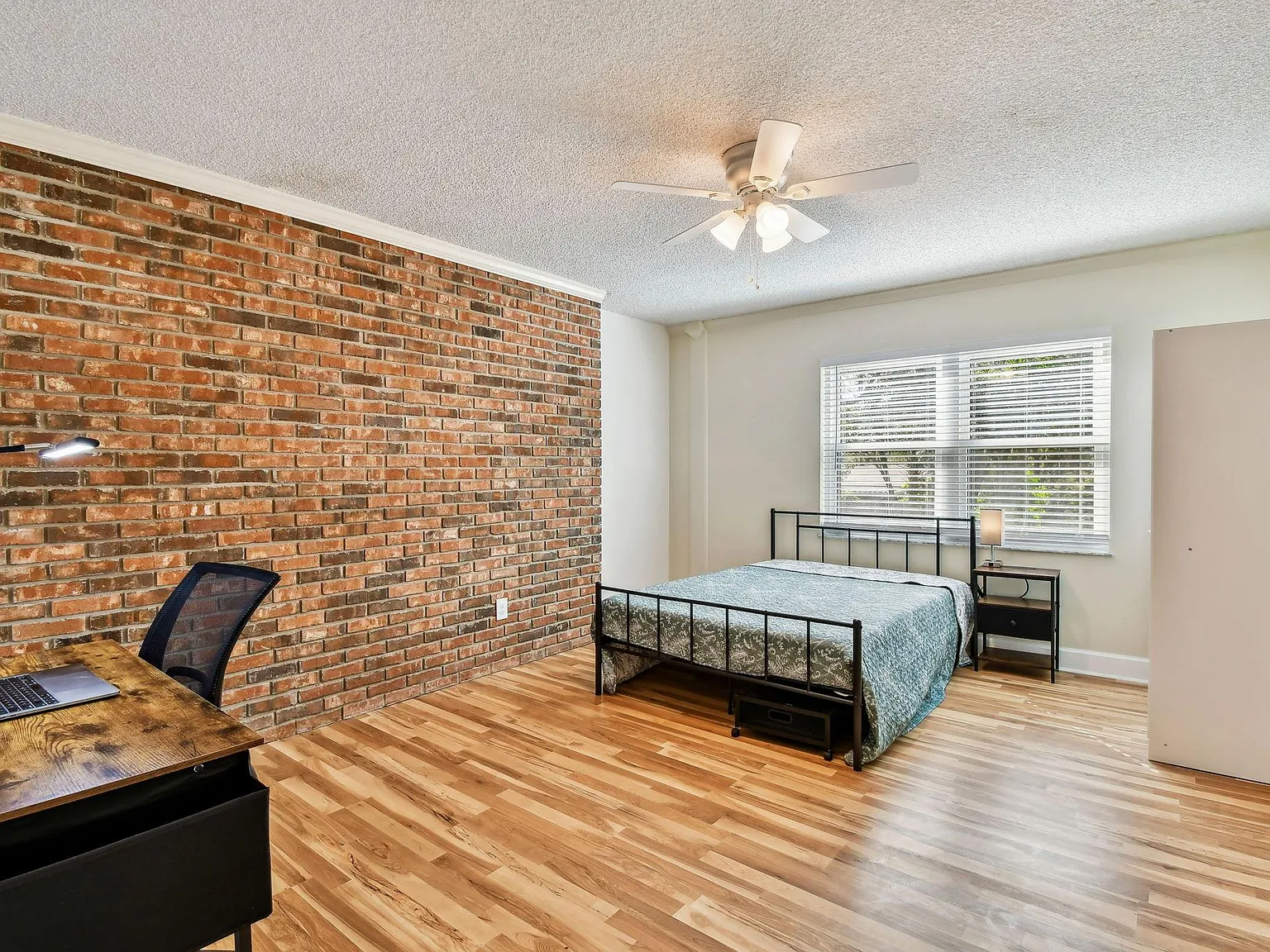 4 bed, 3.0 bath, 2810 sqft, $936 — Photo 1
