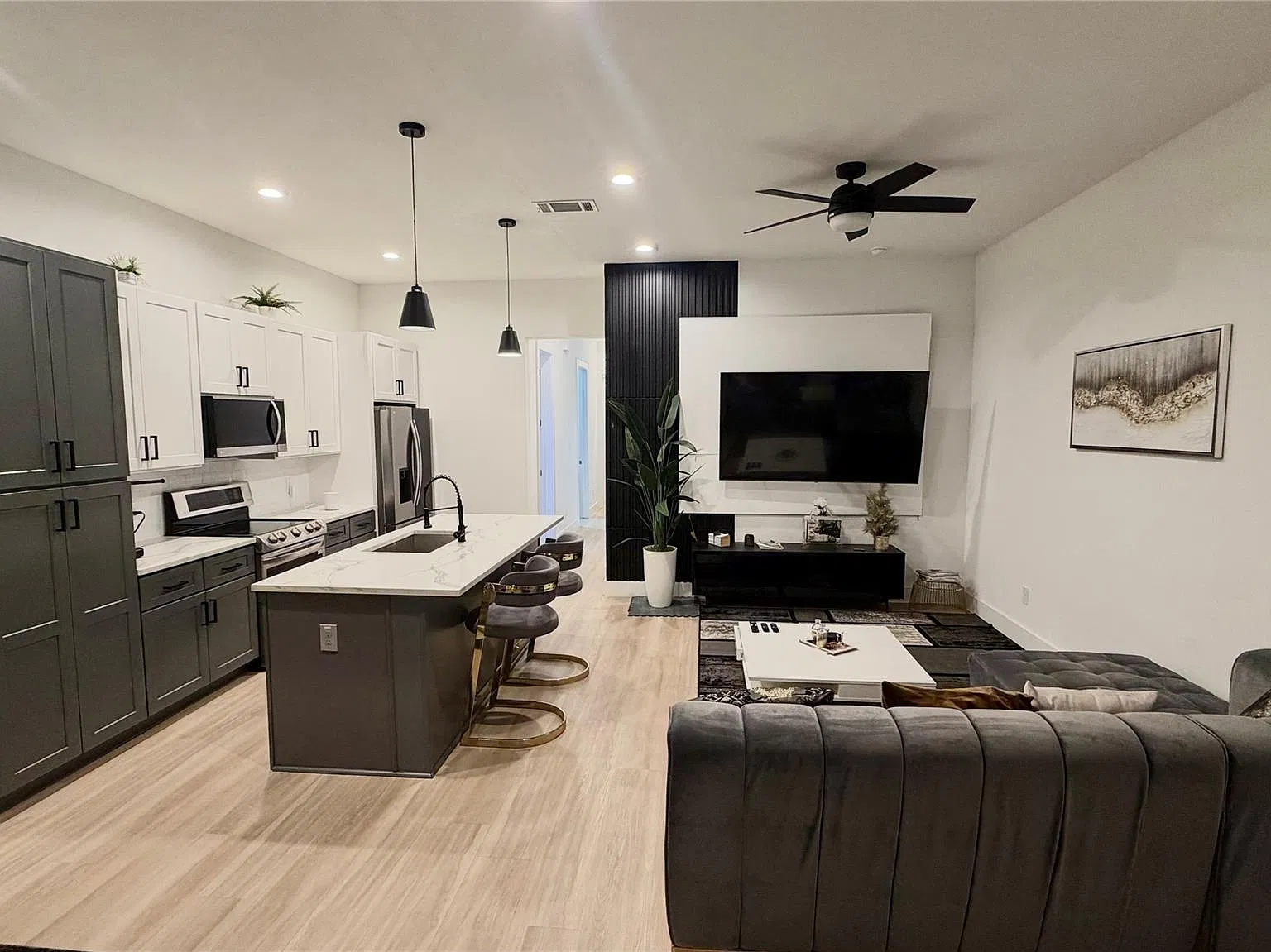 3 bed, 2.0 bath, 2522 sqft, $2,495 — Photo 3