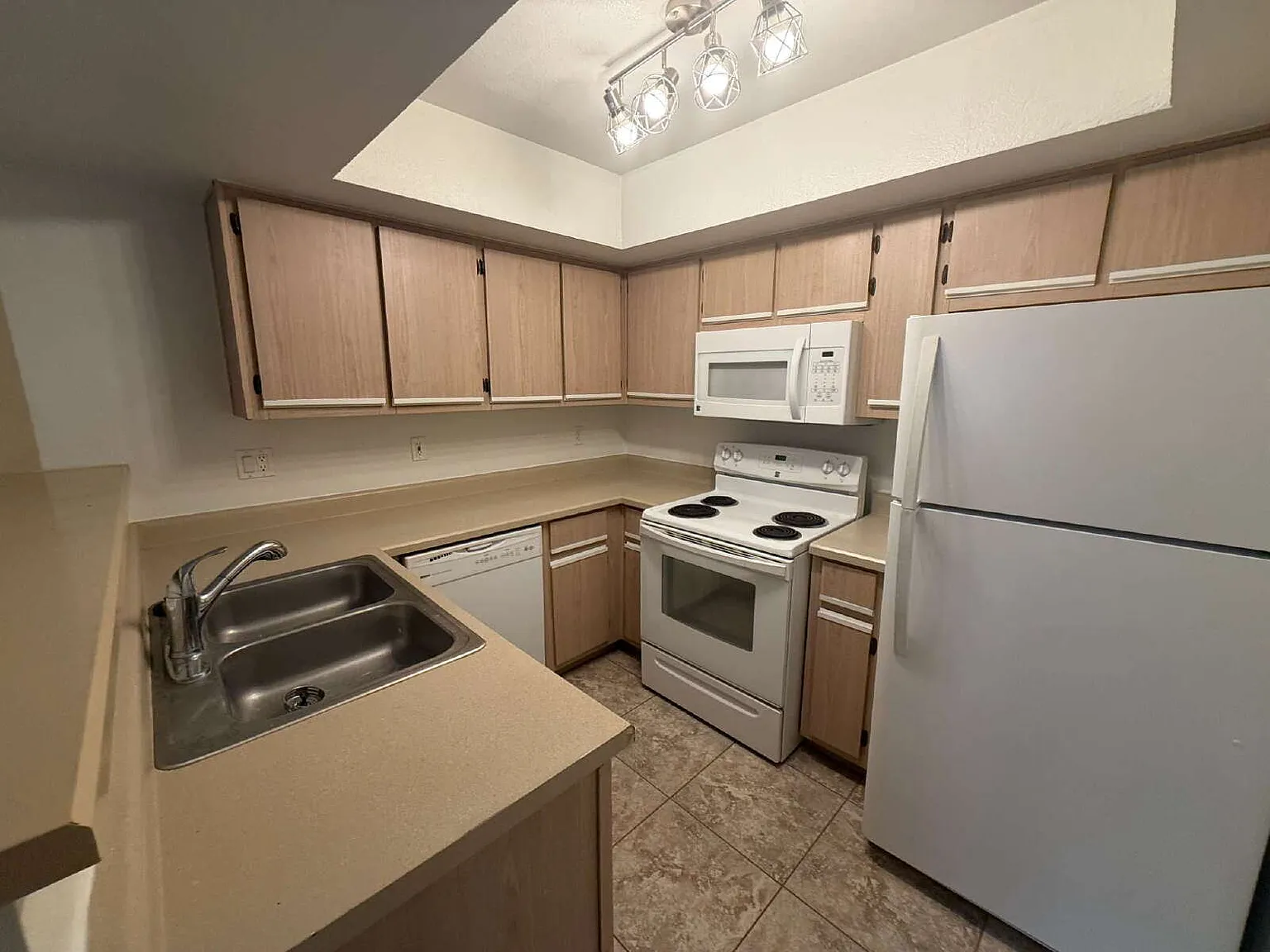 1 bed, 1.0 bath, 663 sqft, $1,225 — Photo 2