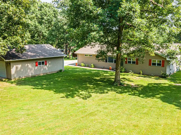 15759 N Lake Rd, Girard, IL 62640