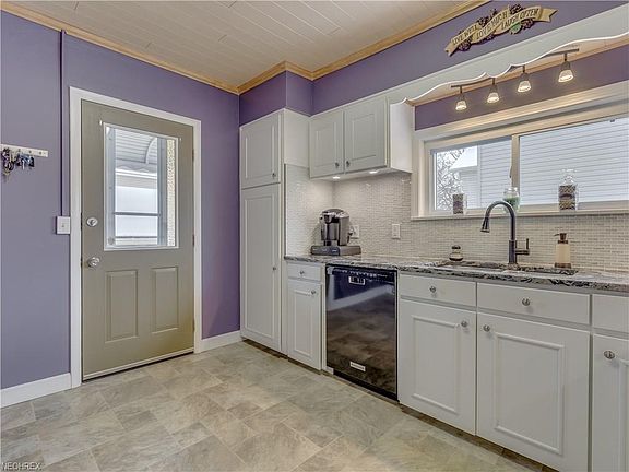 4th image of 1359 Hillcrest Dr
