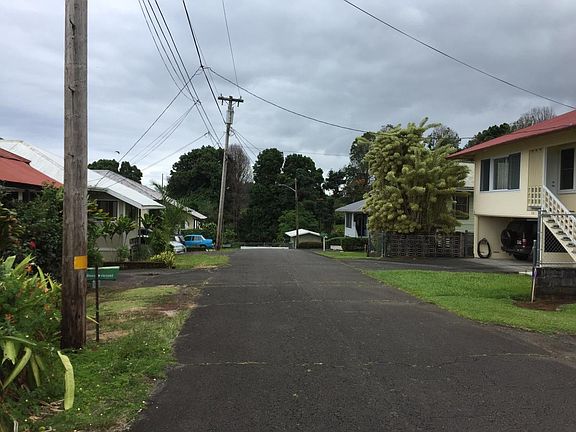 Looking to the end of the dead end Pua street.