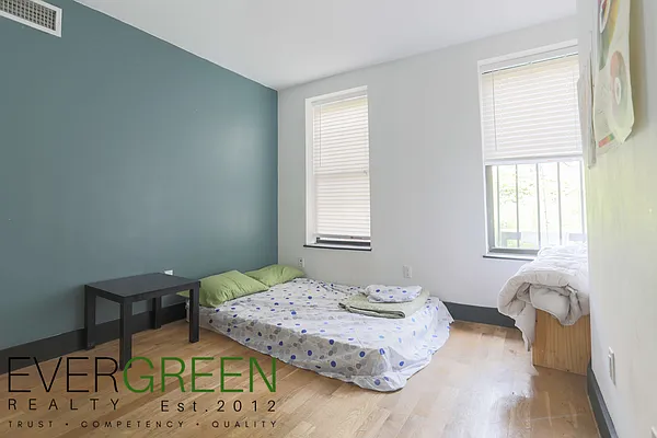 Rented by Evergreen Apartments BK | media 3