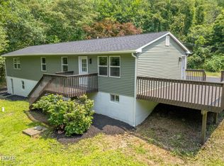 5520 Mountain Dr, Brodheadsville, PA 18322