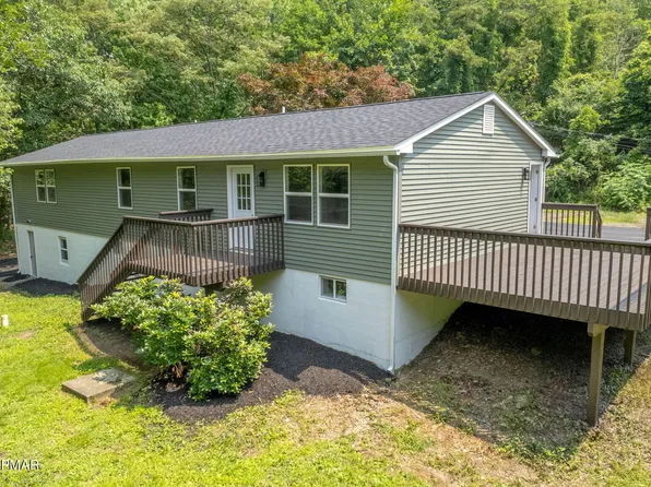 5520 Mountain Dr, Brodheadsville, PA 18322