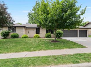 725 Carriage Hill Dr, Dubuque, IA 52003