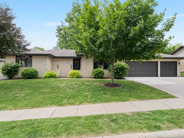 725 Carriage Hill Dr, Dubuque, IA 52003