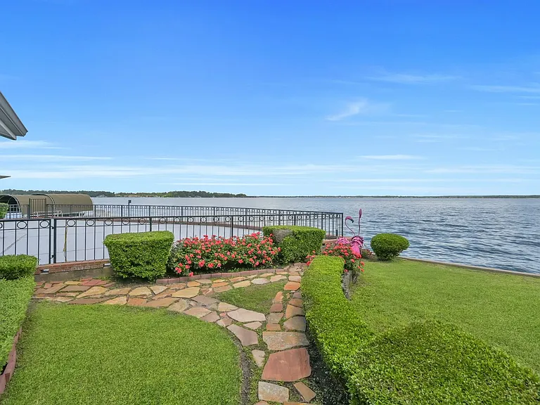 35 Lakeview Vlg — Photo 43