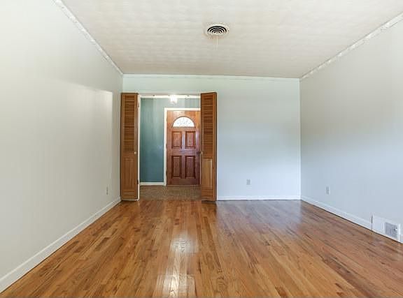 5th image of 910 Highland Oaks Dr