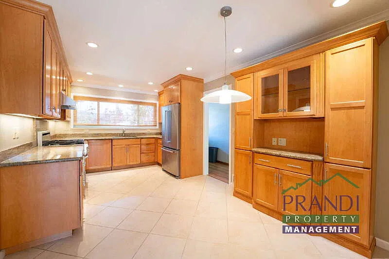 4 bed, 2.5 bath, 1732 sqft, $5,250 — Photo 2
