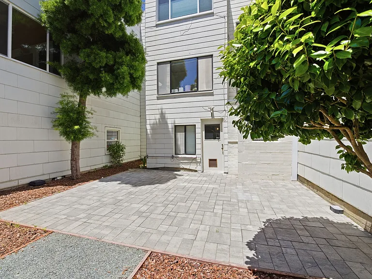 1141 Bay St — Photo 29