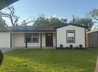 933 E Myrtle St, Angleton, TX 77515