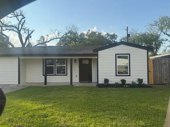 933 E Myrtle St, Angleton, TX 77515