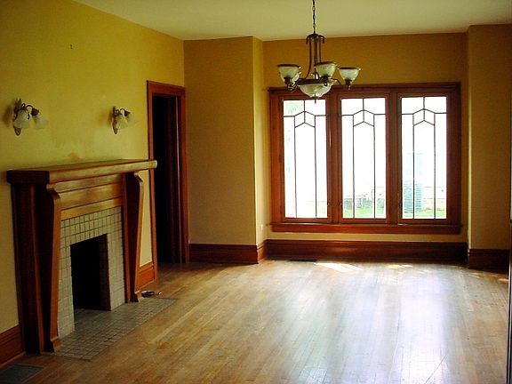 2nd image of 112 N Main St