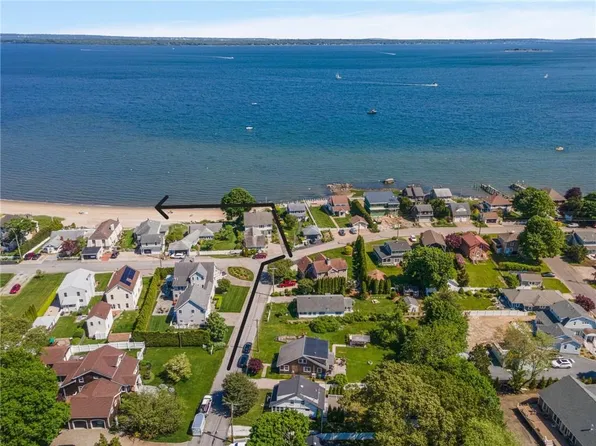 47 4th St, North Kingstown, RI 02852