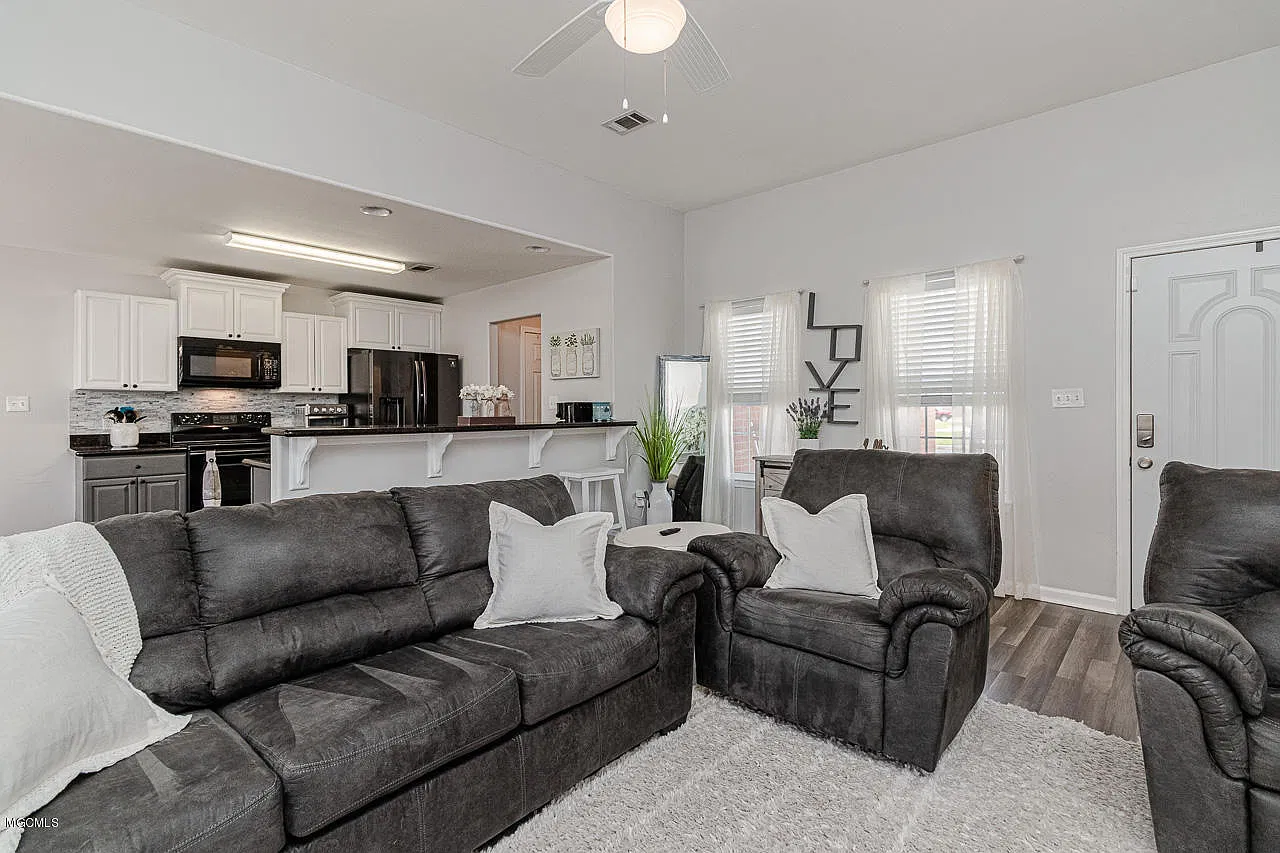 3 bed, 1403 sqft, $1,950 — Photo 4