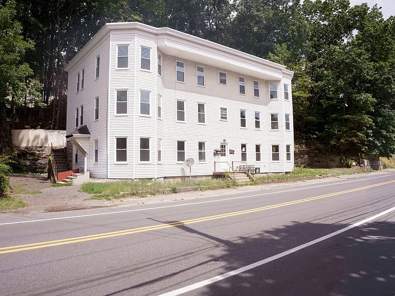 Fully Renovated Apartment Building Modern Upgrades Throughout — Photo 8