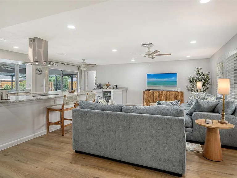 6722 Roxbury Dr — Photo 10