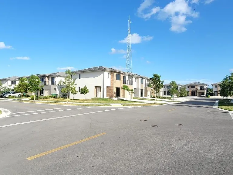 110 NW 11th Ct — Photo 3