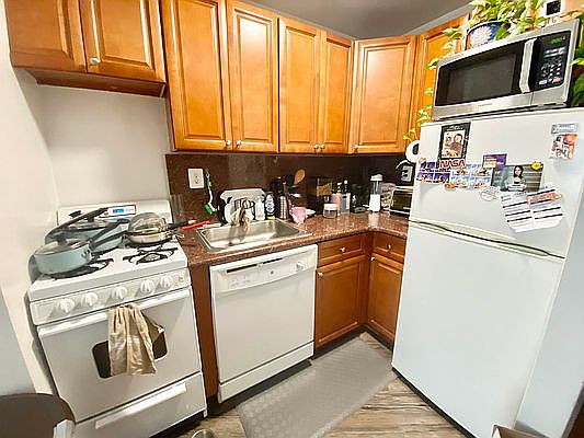 4th image of 121 E 12th St APT 4A
