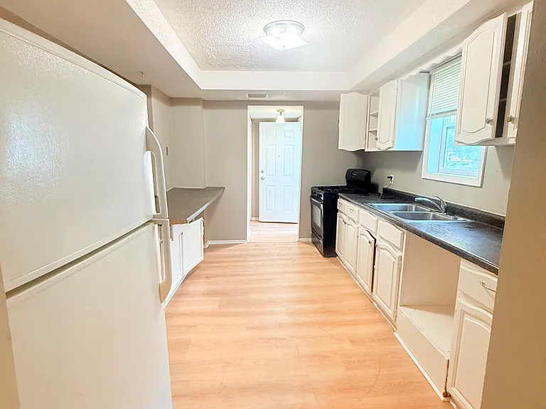 2130 Queen Ave N — Photo 12