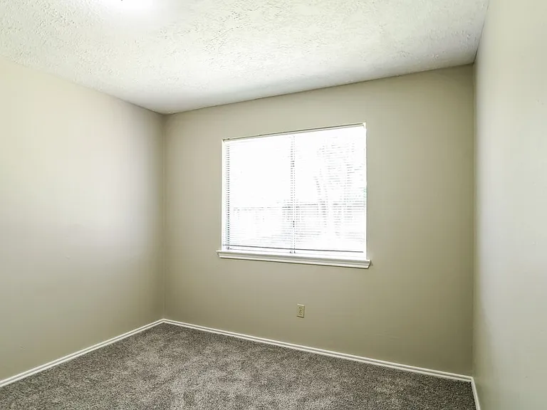 901 Briarcreek Dr — Photo 7