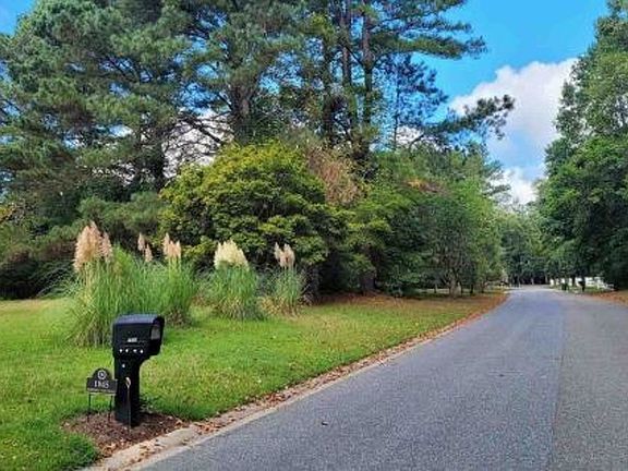 Exterior Neighborhood (street photo)