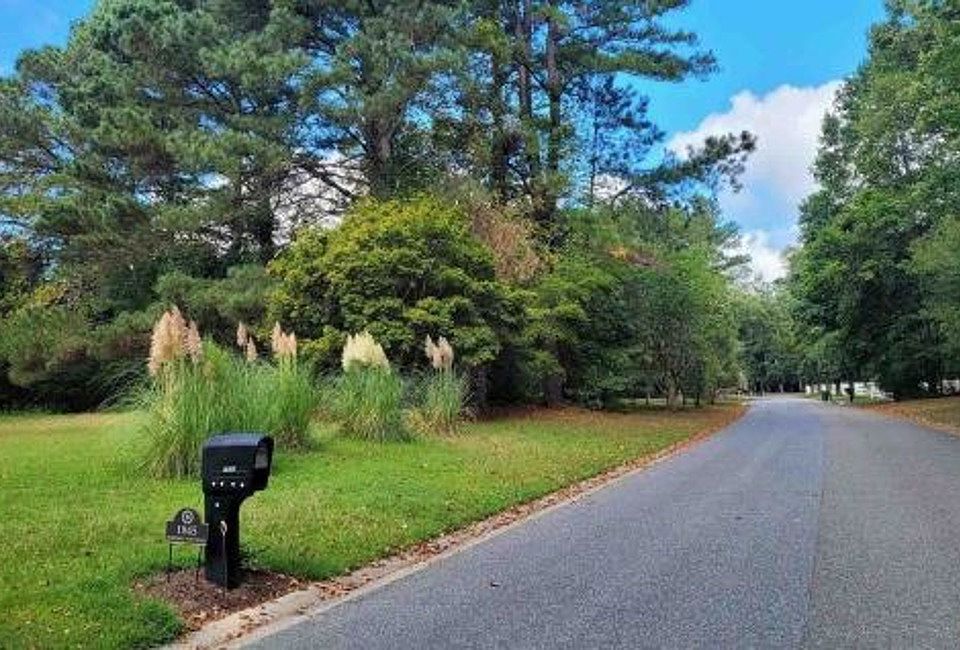Exterior Neighborhood (street photo)