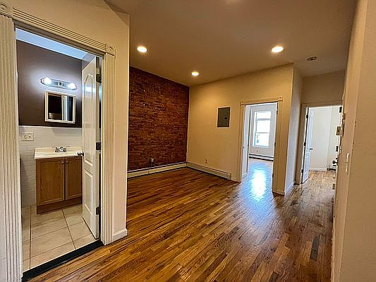 4th image of 1108 Jefferson Ave #2R