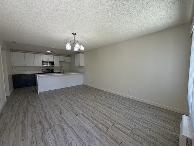 Upgraded Orange 1 Bedrooms — Photo 11