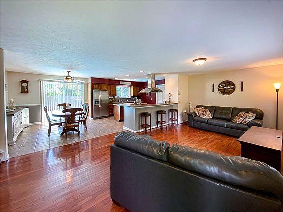 2nd image of 2 Woodcrest Cir