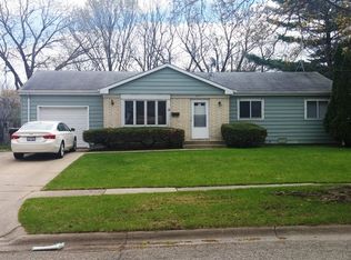 671 Sussex Ln, Crystal Lake, IL 60014