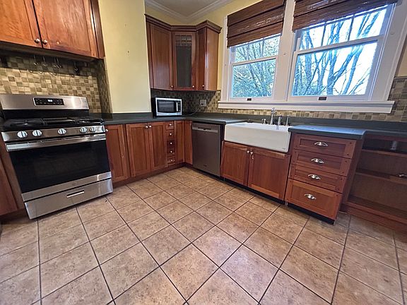 3rd image of 1135 W 4th St