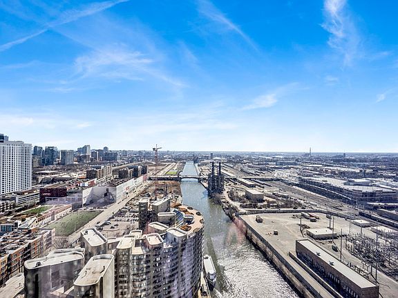 4th image of 234 W Polk St #2903