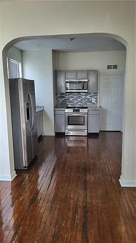 3 bed, 1.0 bath, 864 sqft, $1,200 — Photo 2