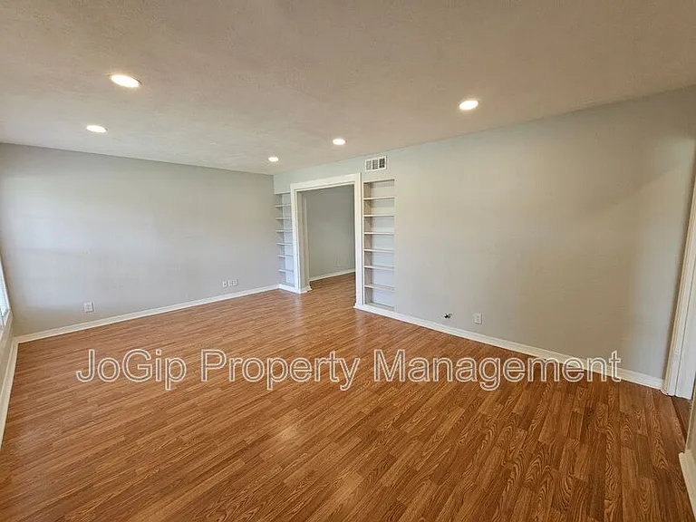 2023 E Illinois Ave — Photo 8