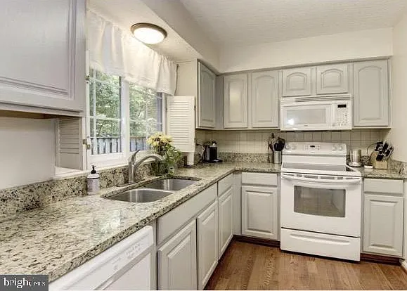 3 bed, 3.0 bath, 1615 sqft, $2,750 — Photo 2