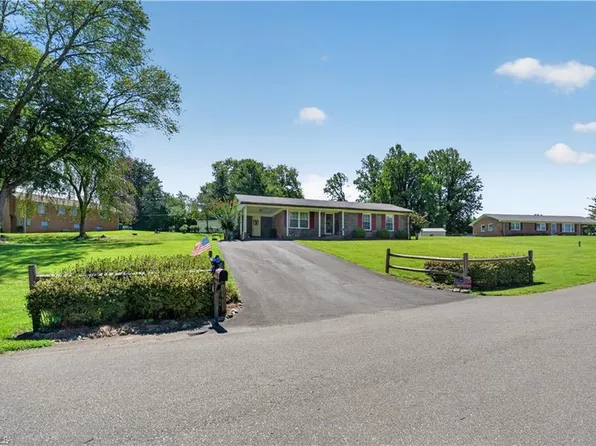 133 Burgundy Rd, Mount Airy, NC 27030